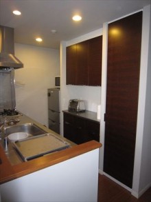 特注パイプラック&グラスホルダーで見せる収納に 特注パイプラック&グラスホルダーで見せる収納に